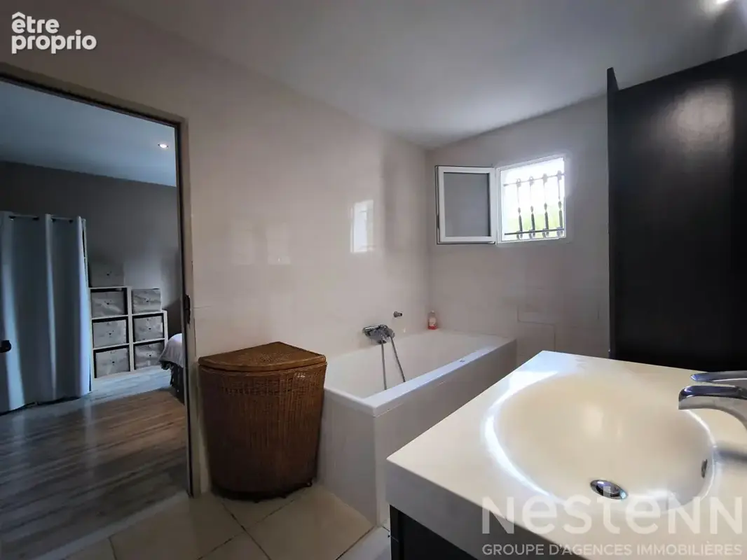 Villa de plain-pied de 158 m² avec studio, piscine et 1,5 hectare de terrain - photo 9