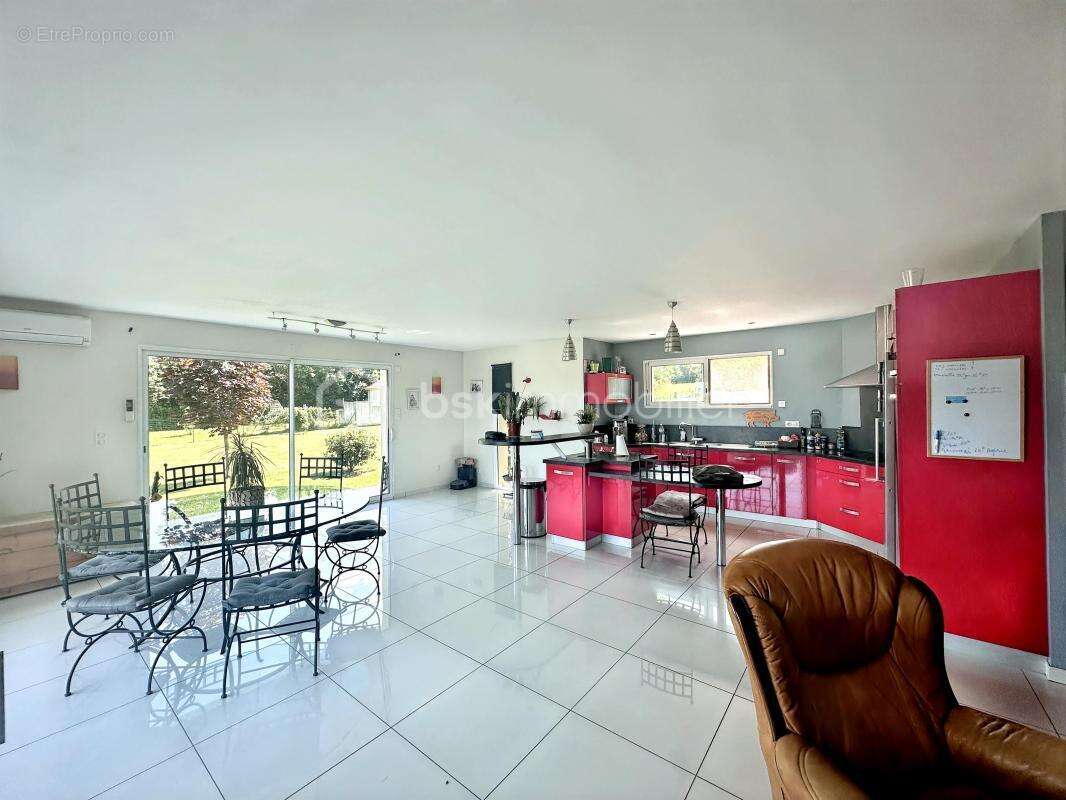 Maison à VILLECOMTAL-SUR-ARROS