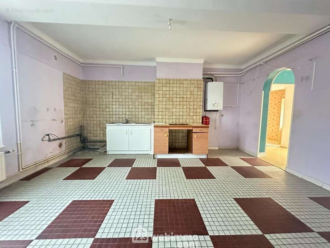 A ses cotés, la cuisine de 21 m² - Maison à CREPY