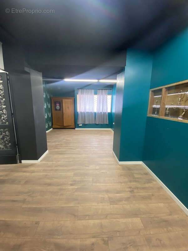 A Vendre -Local Commercial de 830 m2 avec sous-sol de 450 m2 en plein Centre-ville. - photo 4