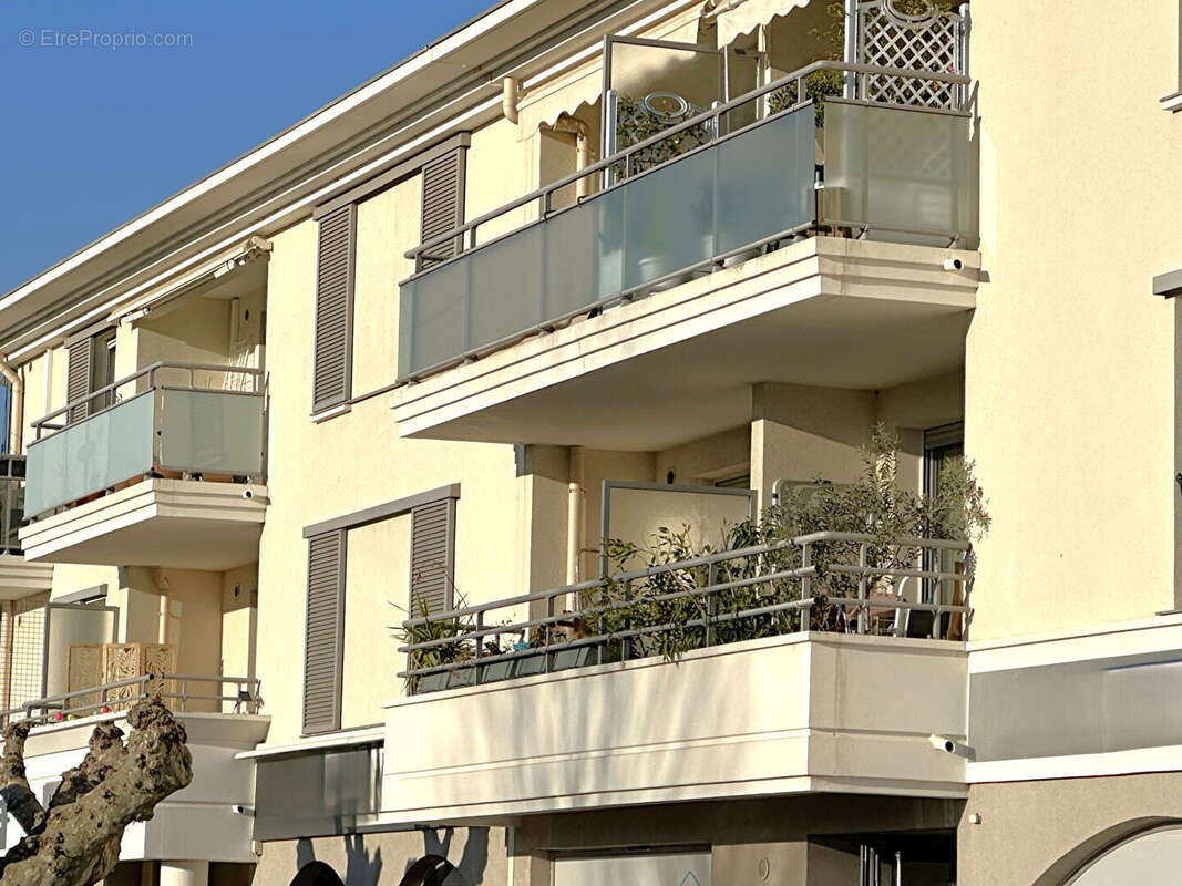 Appartement à LA ROQUETTE-SUR-SIAGNE