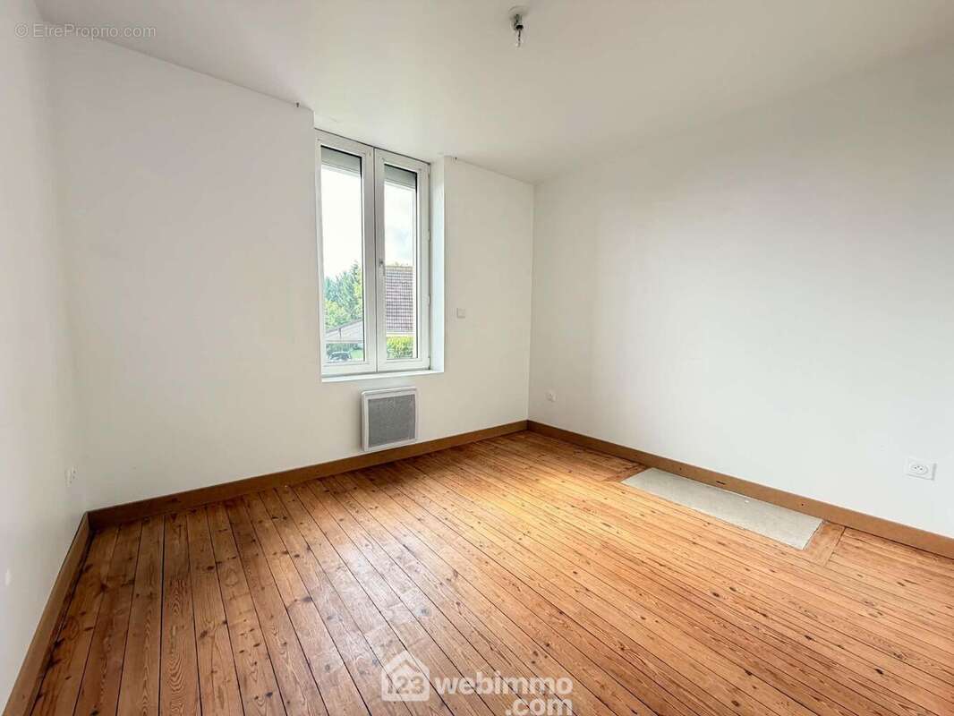 La première chambre, les sols sont en parquet - Maison à LAON