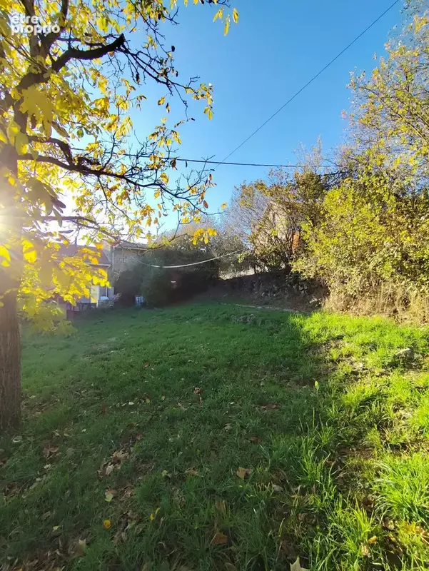 Bâtisse en pierre à rénover avec grange et terrain. - photo 5