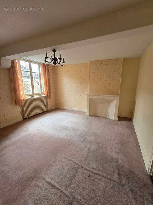 Maison à DUN-SUR-AURON