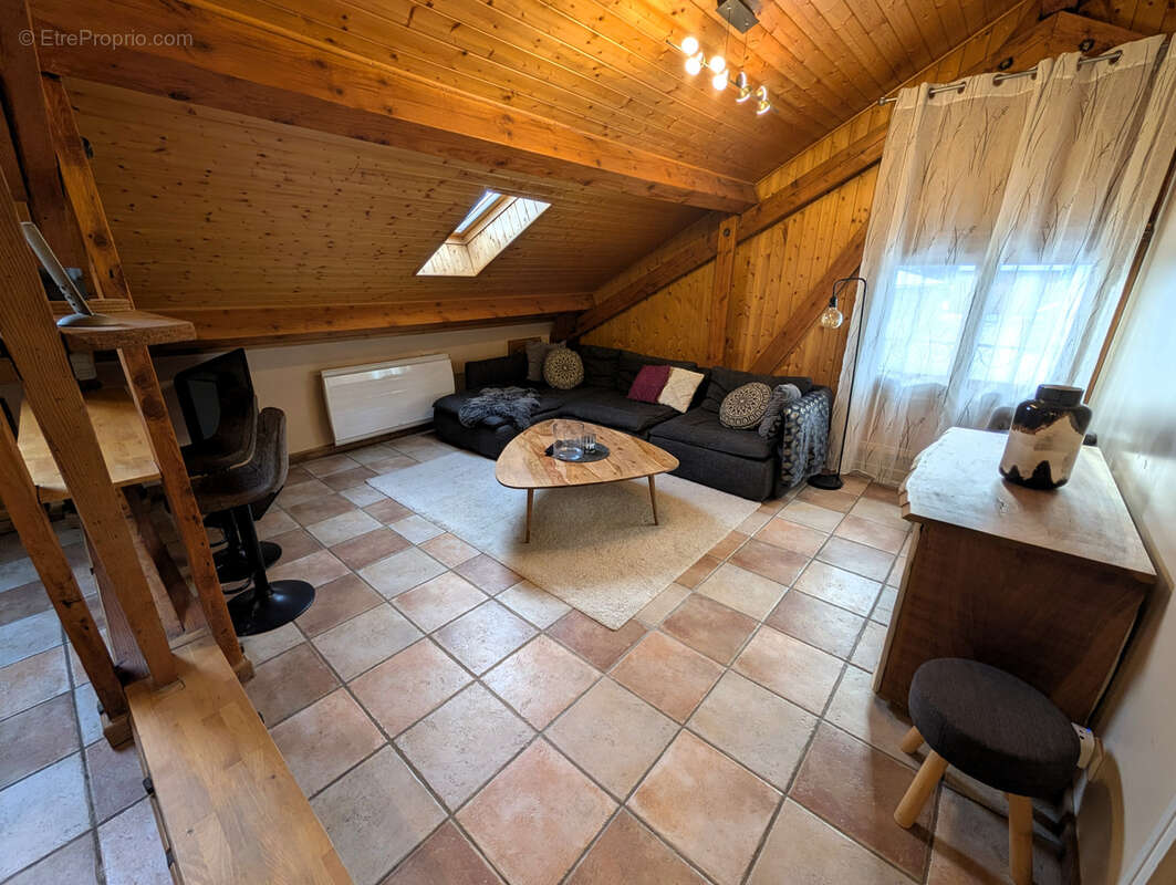 Appartement à PERON