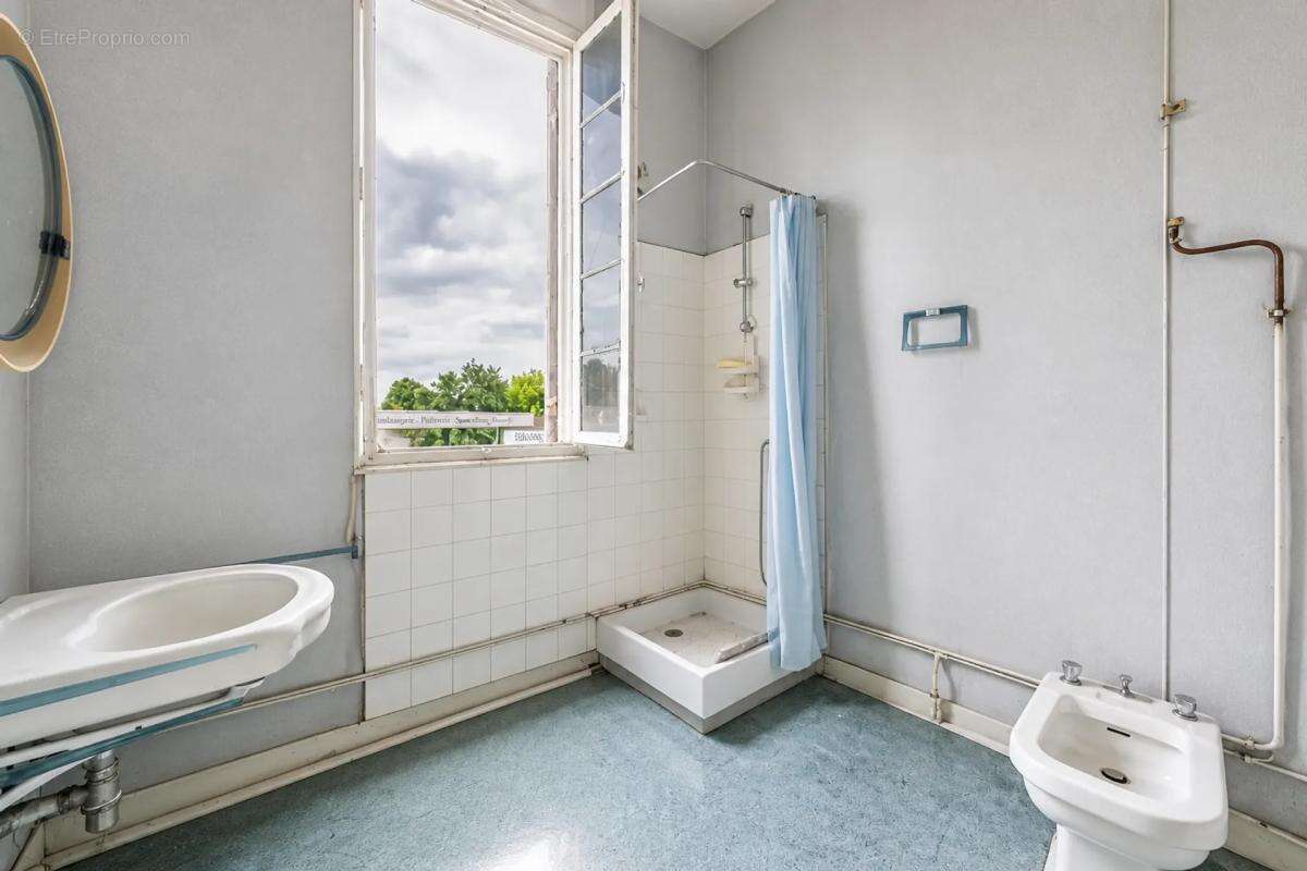 Maison 8 pièces de 400 m2 située à Saint-Médard-de-Guizières - photo 22