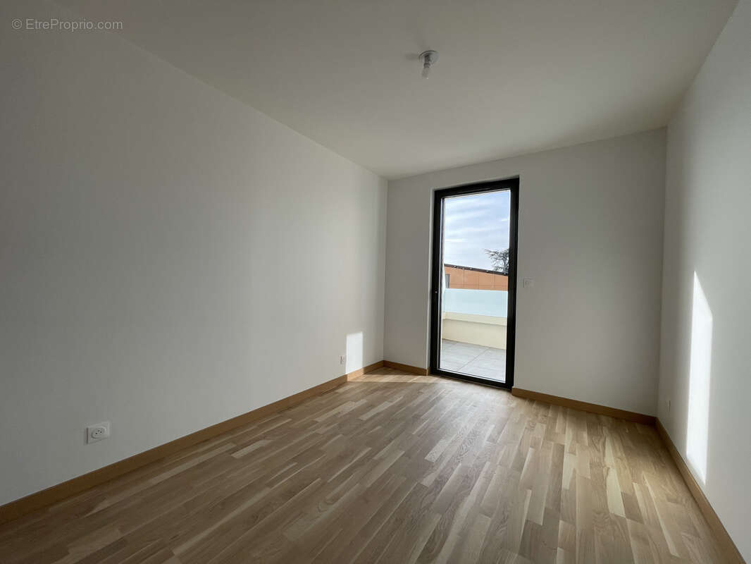 Appartement à LA TOUR-DE-SALVAGNY