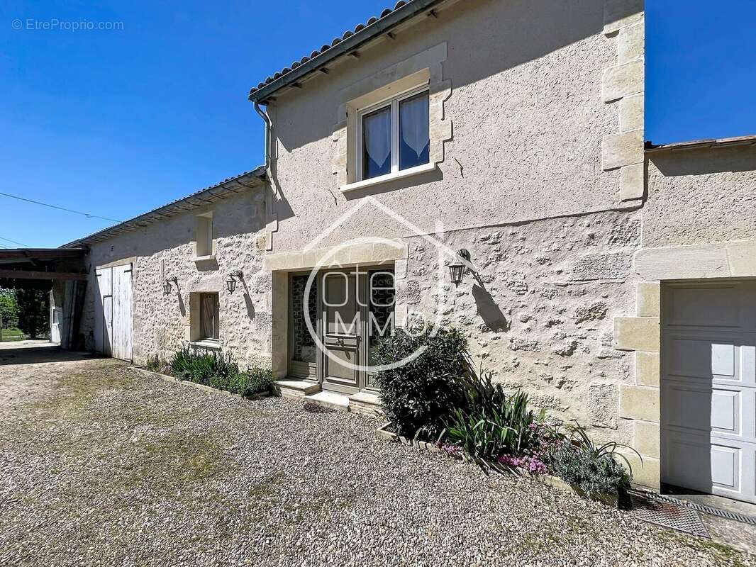 Maison à MONTPEYROUX