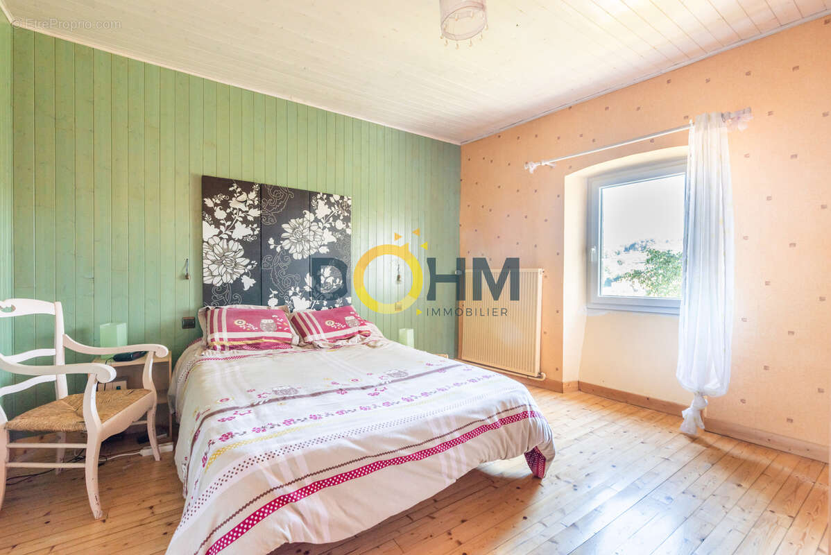 Maison en pierre 215m2 avec dépendances - photo 11