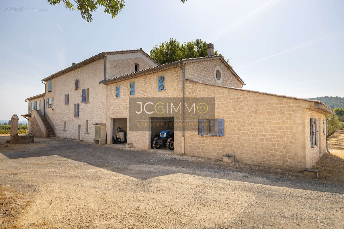 Domaine viticole avec 1 050m2 de bâtis et 300 000m2 (30 hectares) de vignes - photo 17