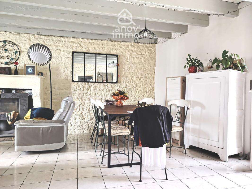 Maison à LONGEVES