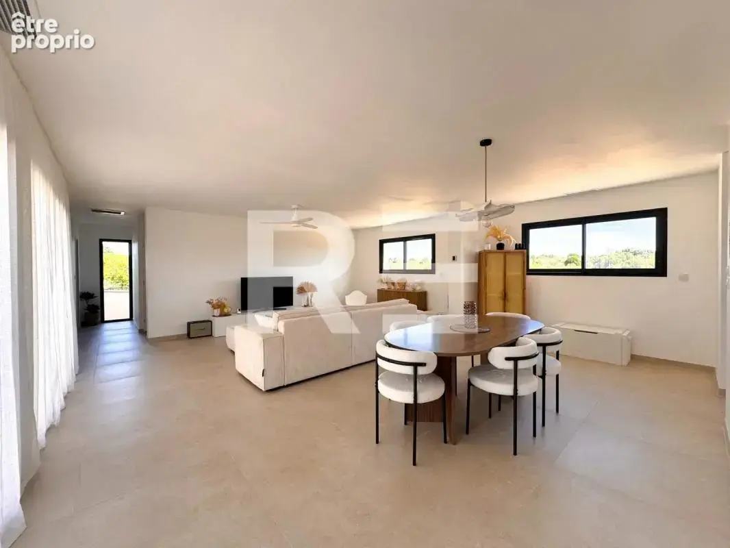 Villa contemporaine avec piscine aux prestations premium - photo 6