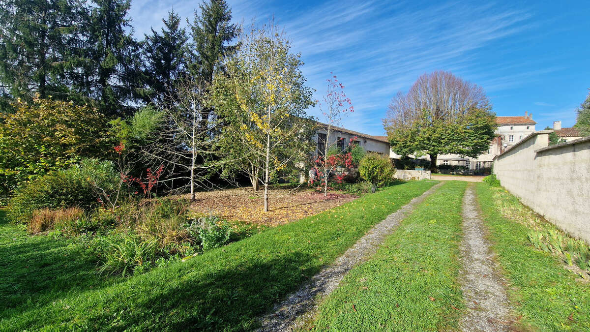 Maison à VILLEBOIS-LAVALETTE