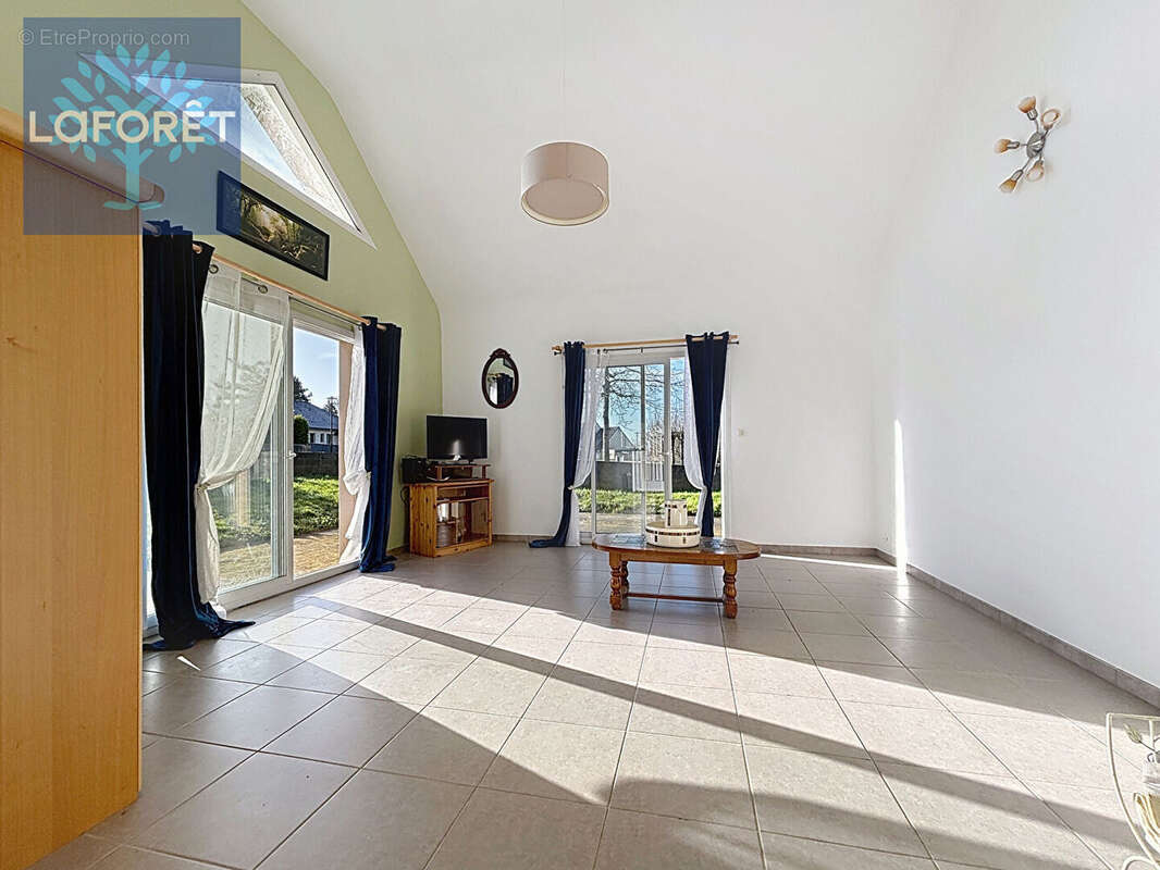 Maison à CHATEAUNEUF-DU-FAOU