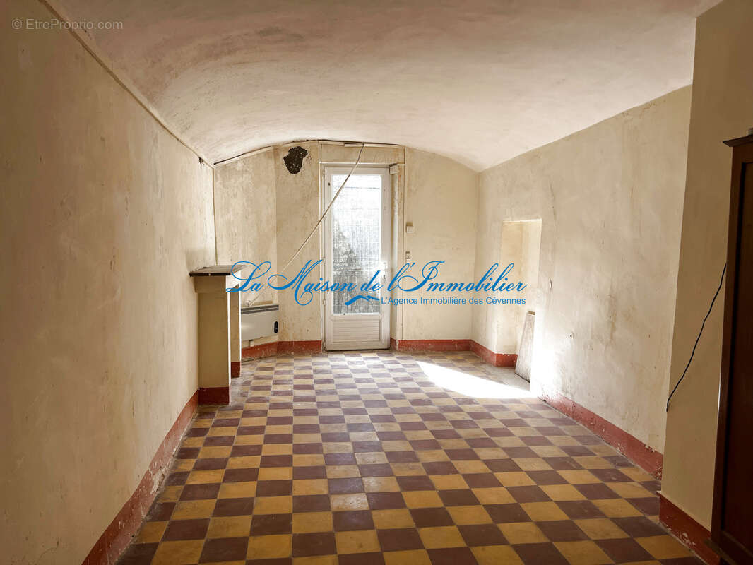 Saint Ambroix, coeur de ville, grande maison de village - photo 4
