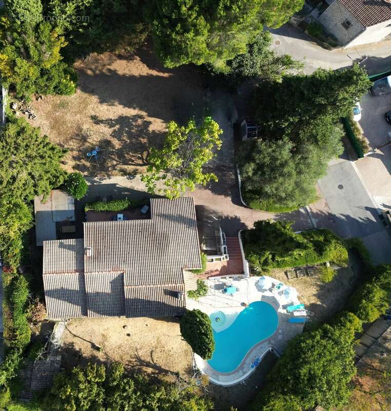 Propriété familiale composée de 2 logements – Terrain – Piscine – Tourrette-Levens - photo 34