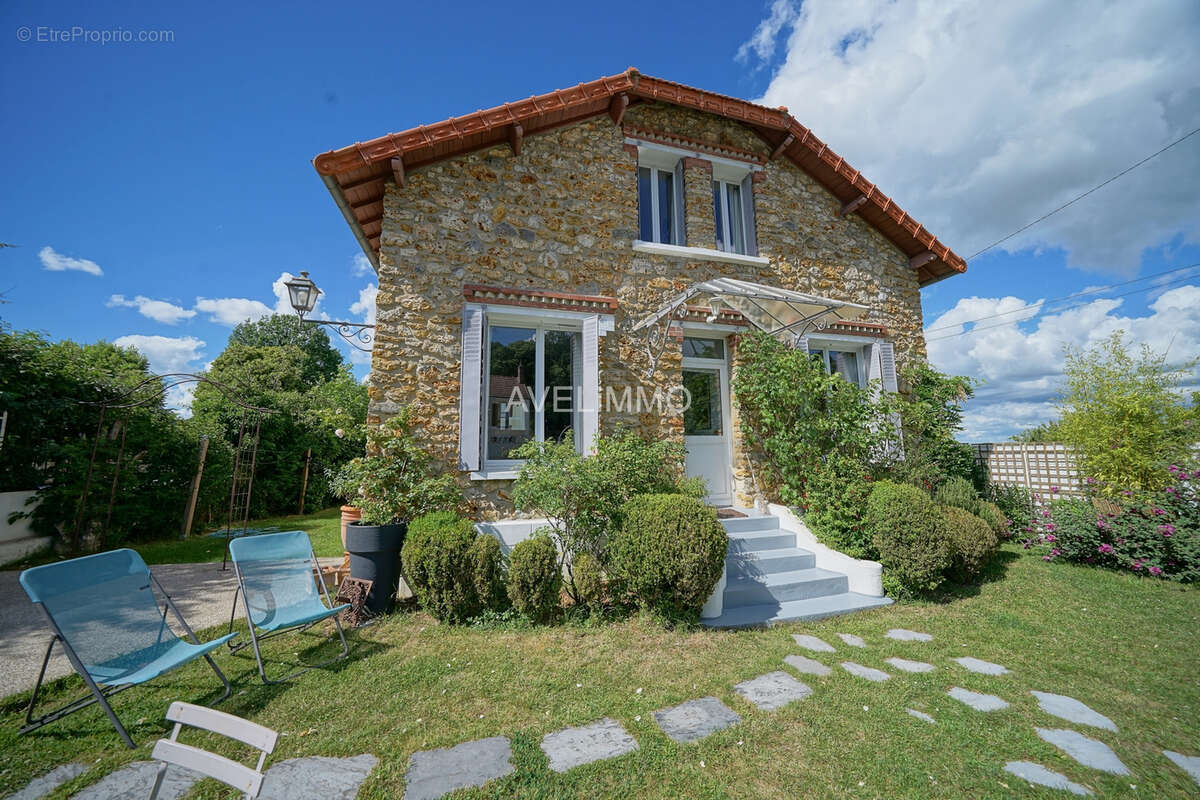Maison à LA QUEUE-LES-YVELINES