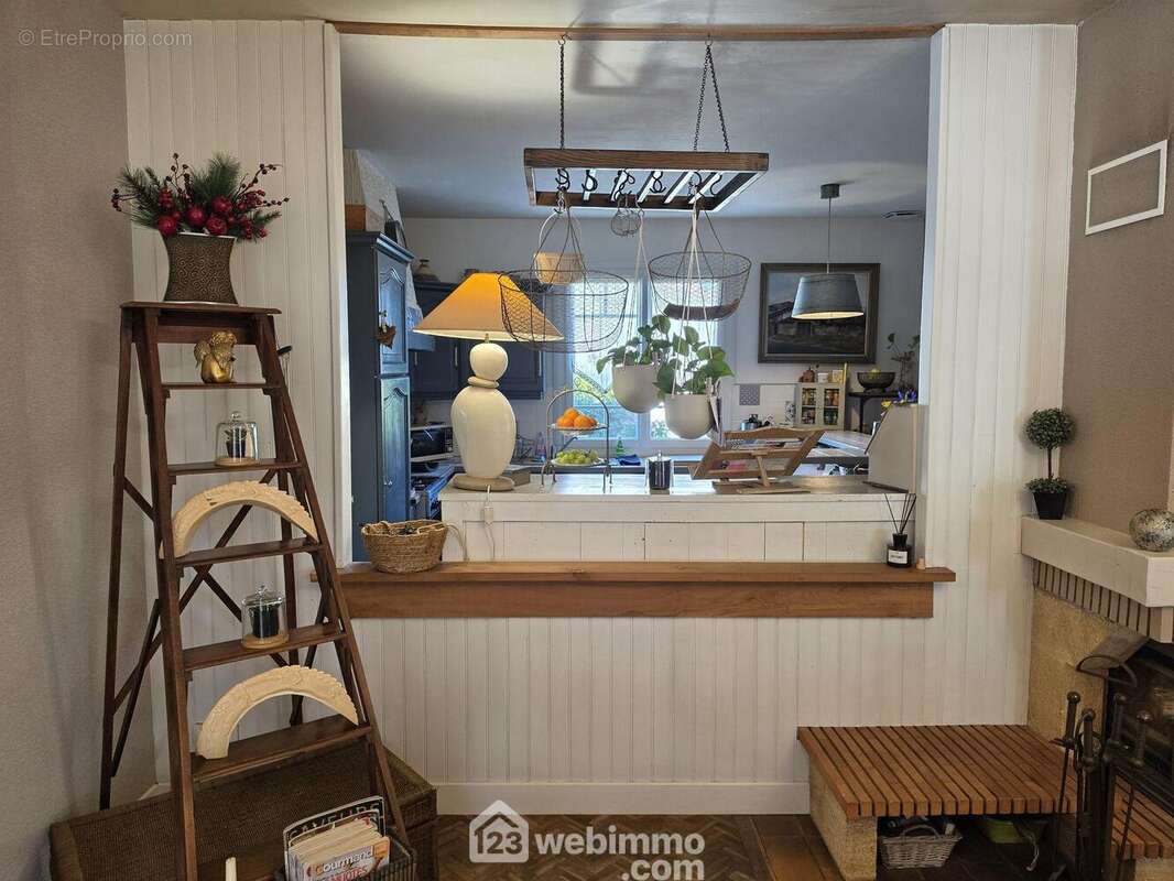 Elle est ouverte sur la cuisine grâce à ce passe plat pour rester convivial mais en gardant une fonction distincte à chaque pièce - Maison à MACAU