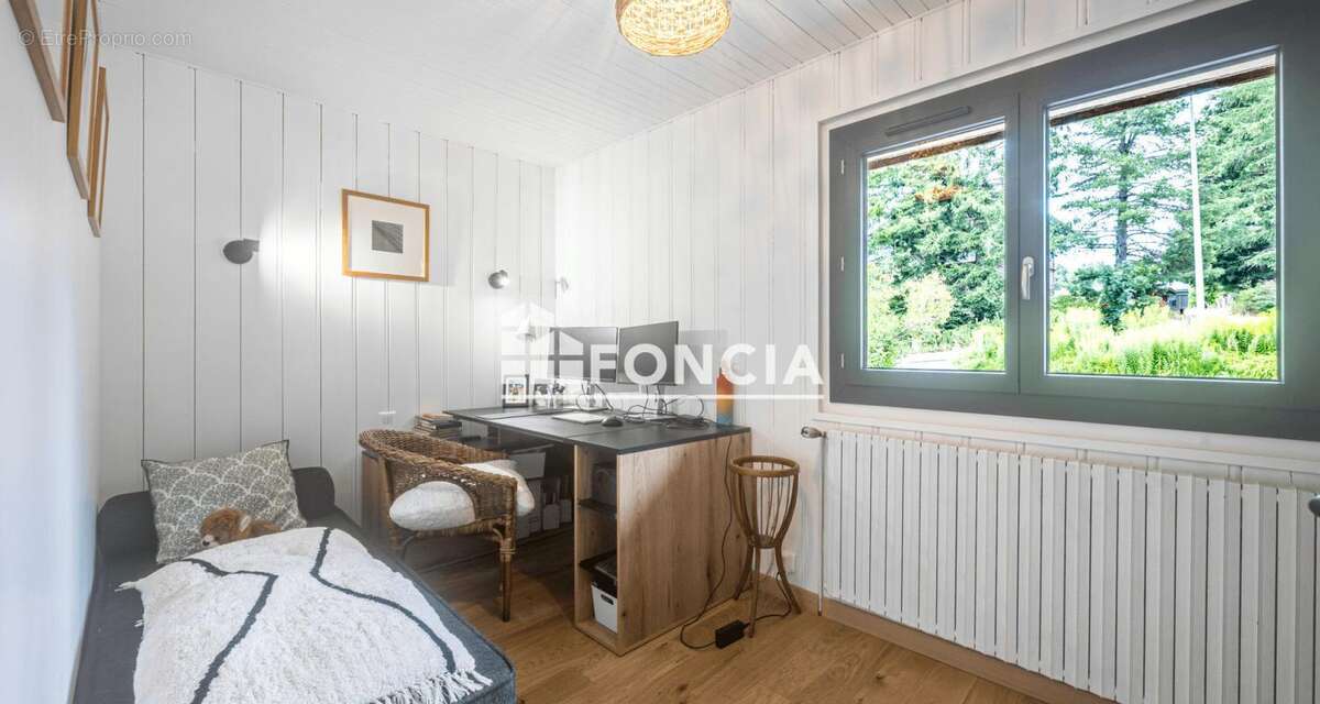 Taconnaz – Superbe chalet rénové de 120 m² avec vue, terrain de 849 m² et permis d'agrandissement - photo 4