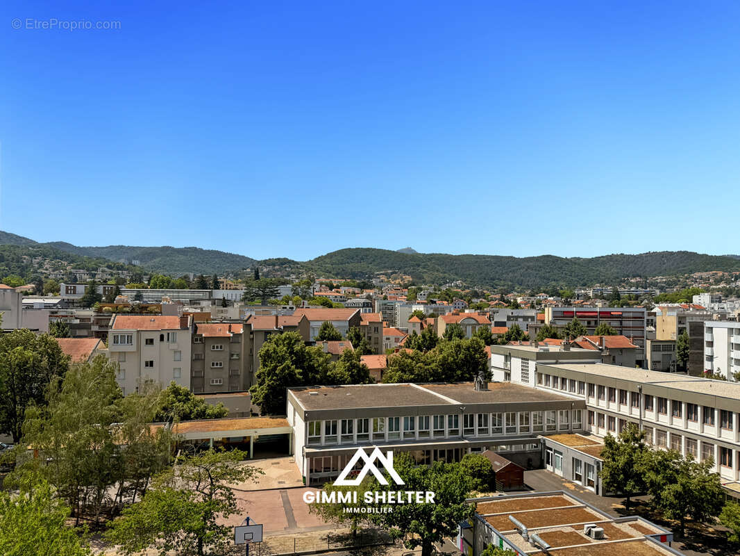 Appartement de 83 m2 vue, balcon, cave et parking, plein centre - photo 3