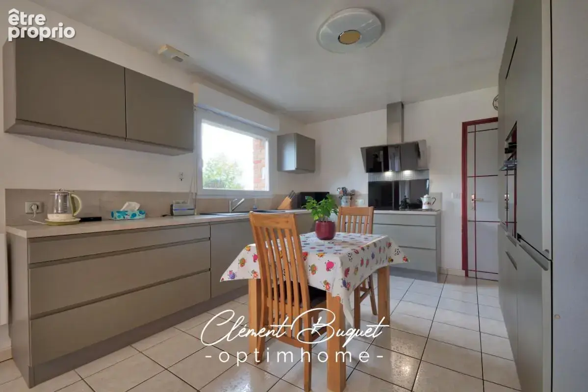  LE FAVRIL – Le confort d’une maison récente, le charme d’un grand jardin !  - photo 6