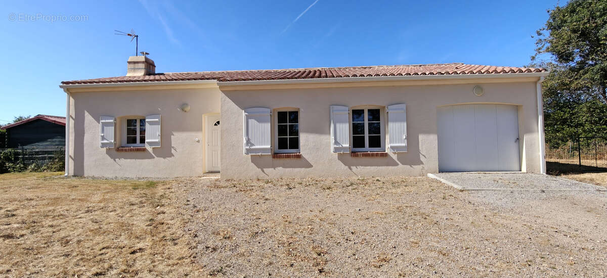 À vendre à Saint-Michel-Chef-Chef (44) : maison de plain pied 4 pièces avec 3 chambres et un garage - photo 3