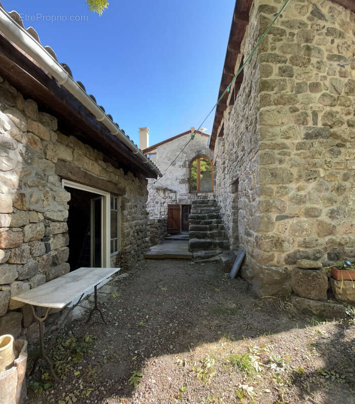 Maison à MONTPEZAT-SOUS-BAUZON