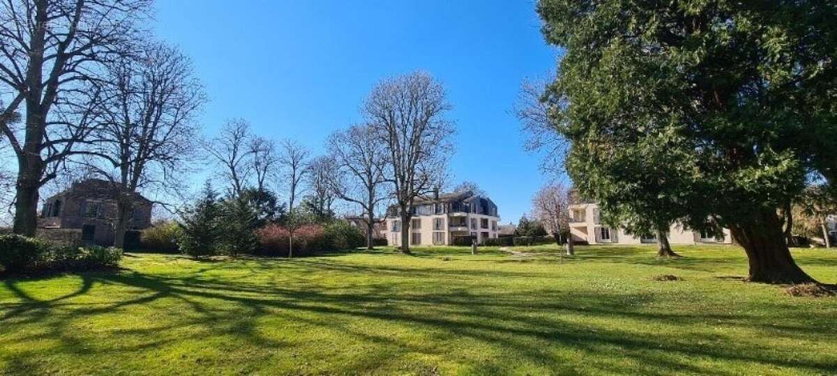 Photo 2 - Appartement à LE MESNIL-SAINT-DENIS