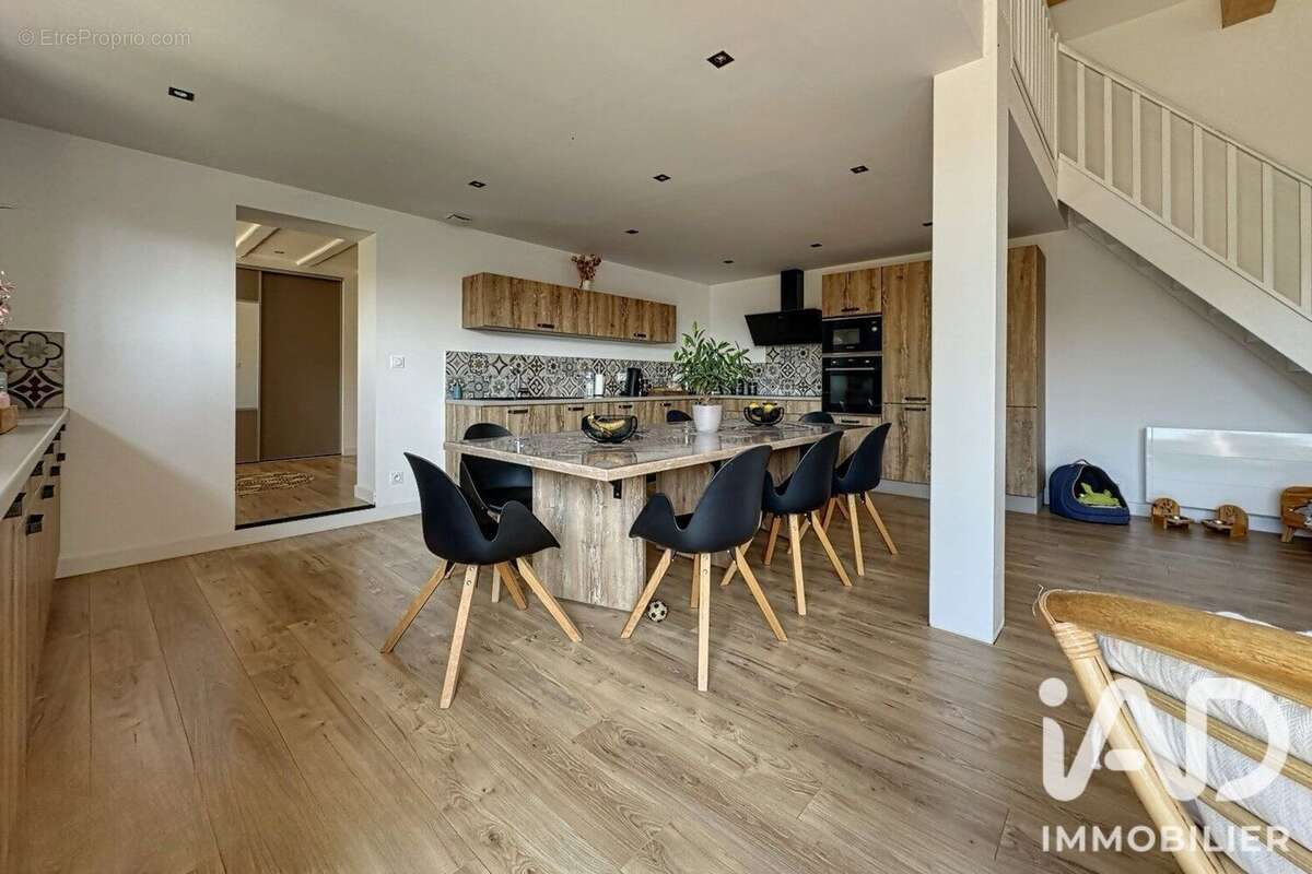 Maison 170 m² à Longeves  - photo 3