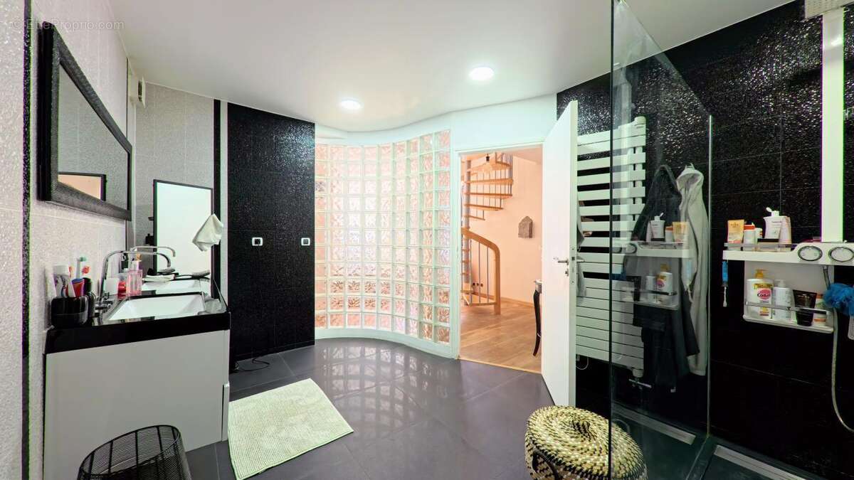 Maison à CHENNEVIERES-SUR-MARNE