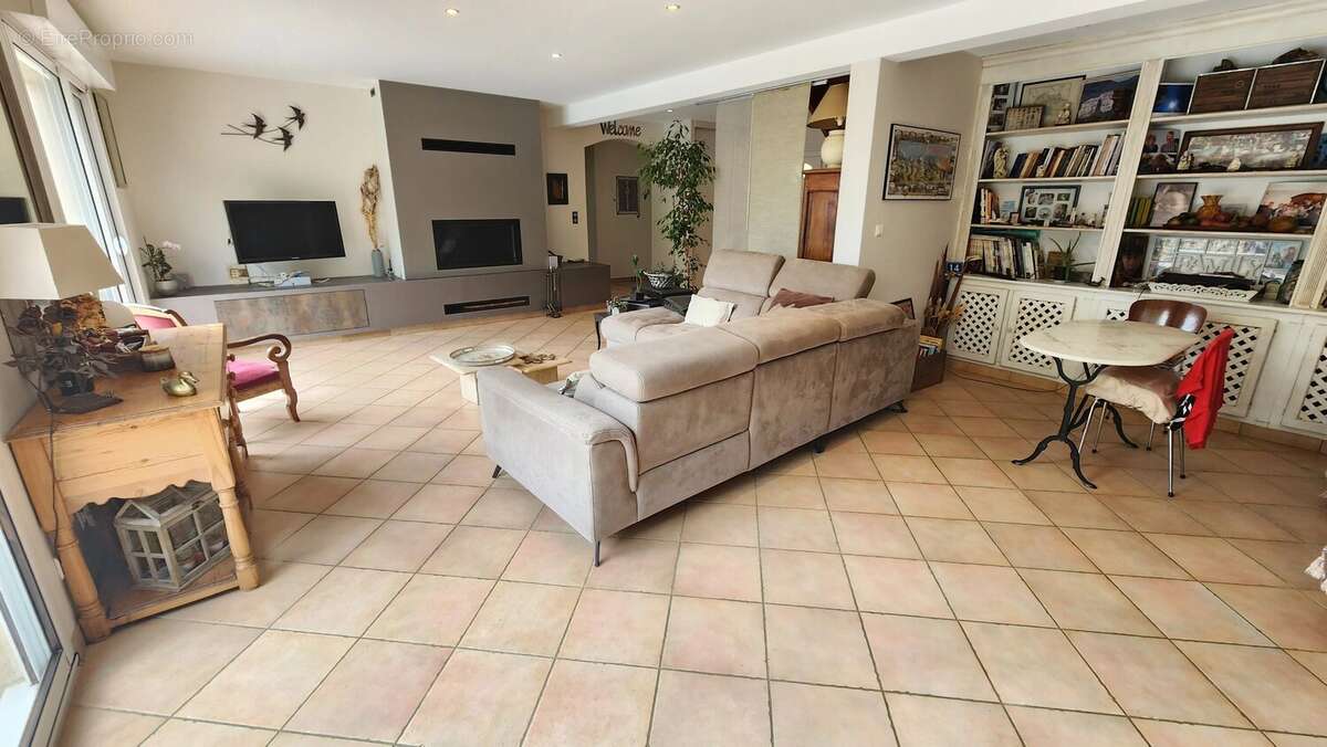 EXCLUSIVITÉ, SERRES CASTET, A VENDRE Maison de 203 m², 6 chambres, piscine, garage, sur un terrain de 1050 m² - photo 4