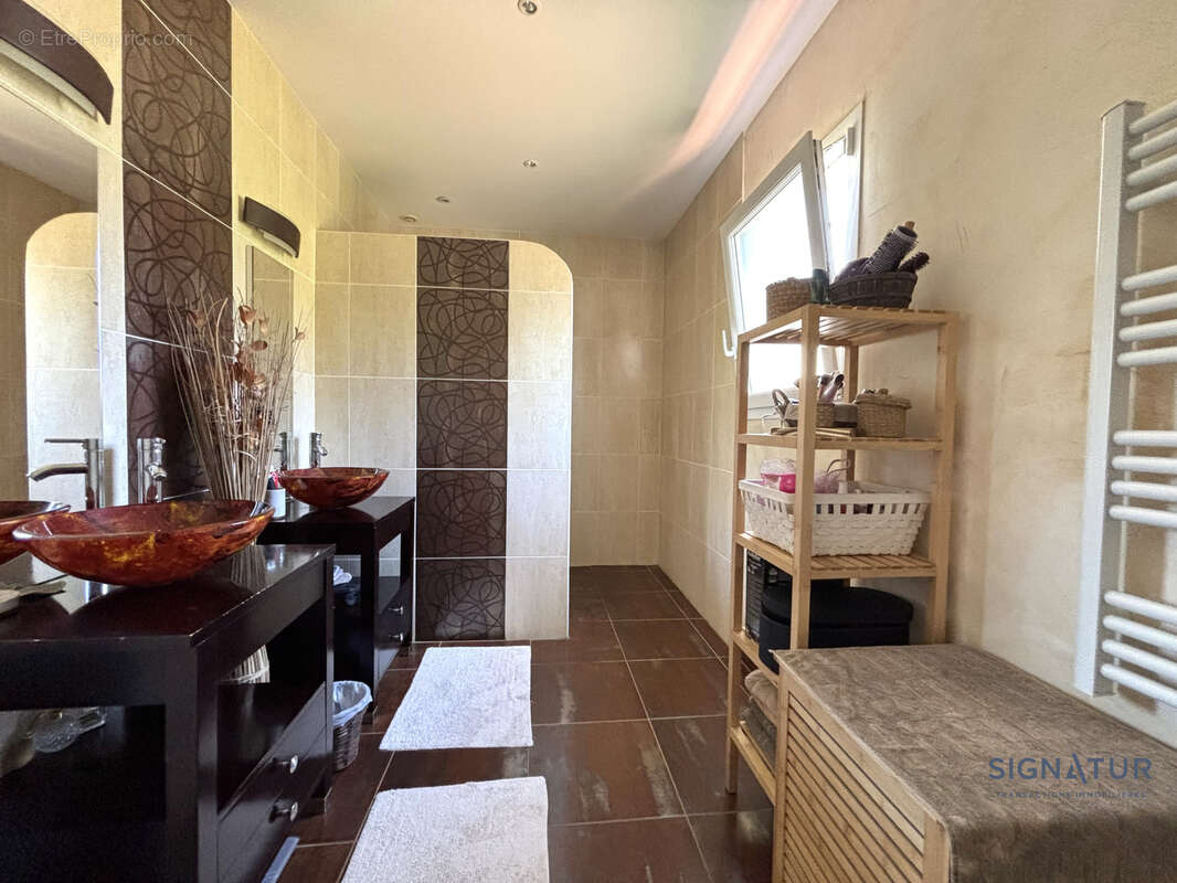 RARE - Villa 6 pièces - 5 chambres - grand sous-sol/garage - piscine - photo 7