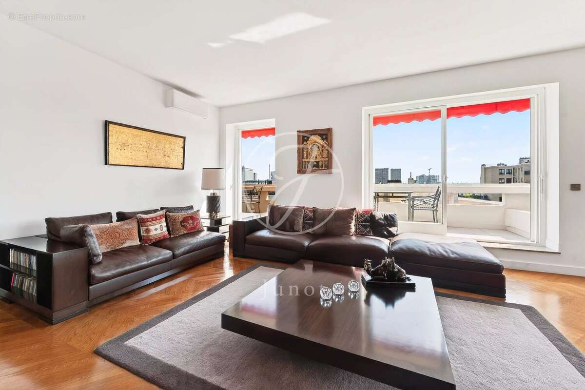 Appartement à PARIS-16E