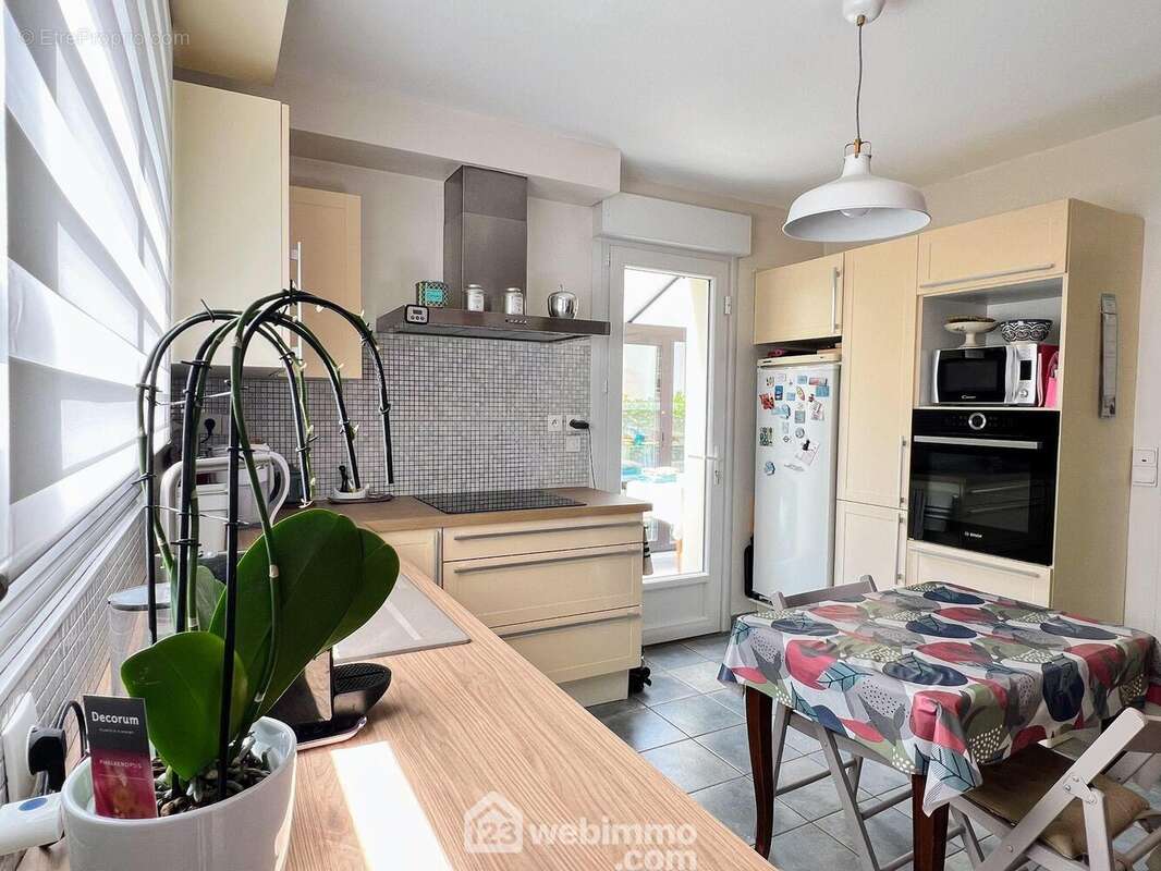 A proximité on trouve une cuisine... - Maison à AVRILLE