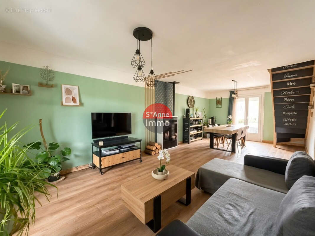 Guerbigny - 140m2 - maison individuelle - 4 chambres - 2 salle de bains - jardin - cour - terrasses - photo 5