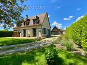 Maison à MAUZAC-ET-GRAND-CASTANG