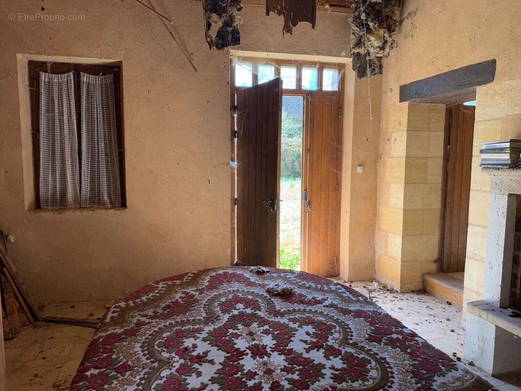 Très bel ensemble périgourdin aux toitures de lauzes a restaurer. - photo 17