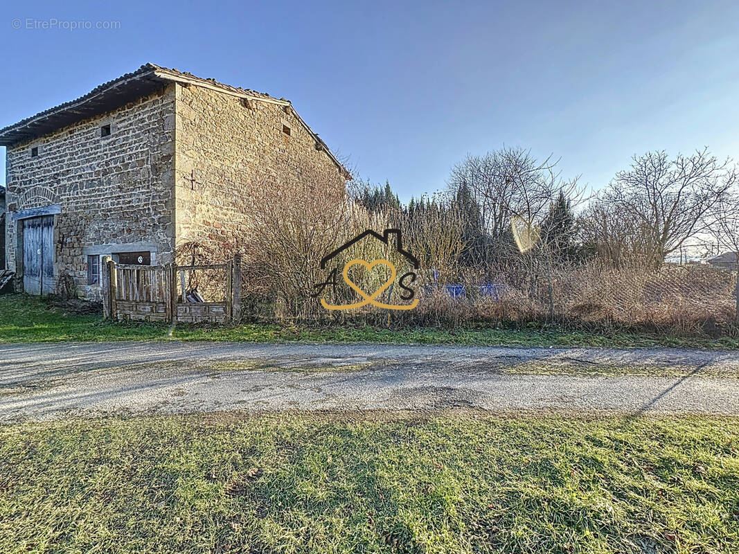 Parking à DOMAIZE