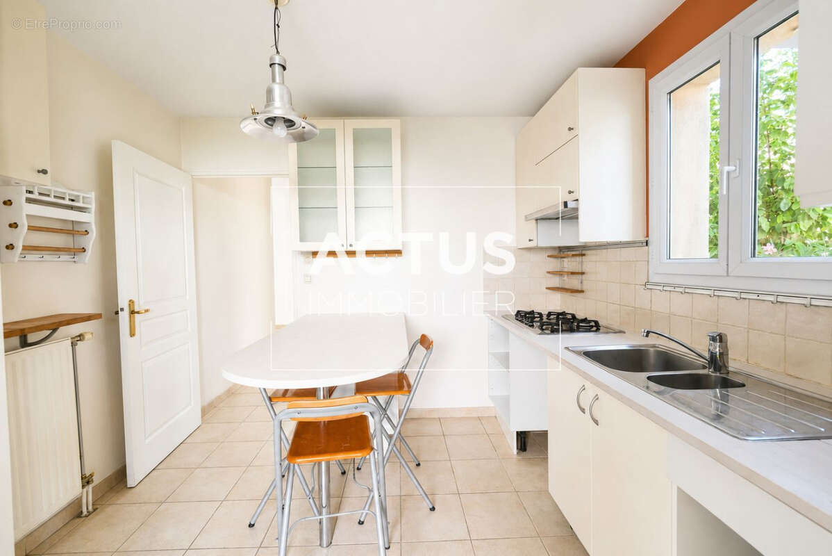 Maison 112 m² à Salon-De-Provence  - photo 6