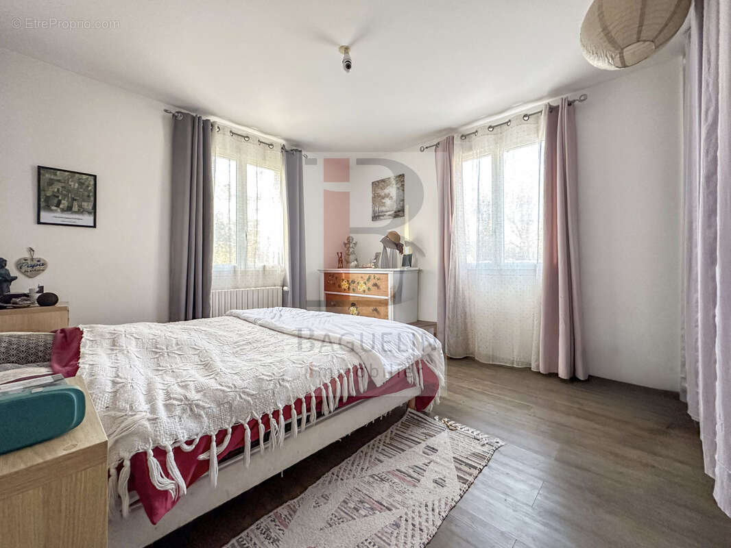 Maison à SAINT-LAURENT-DE-LA-PREE