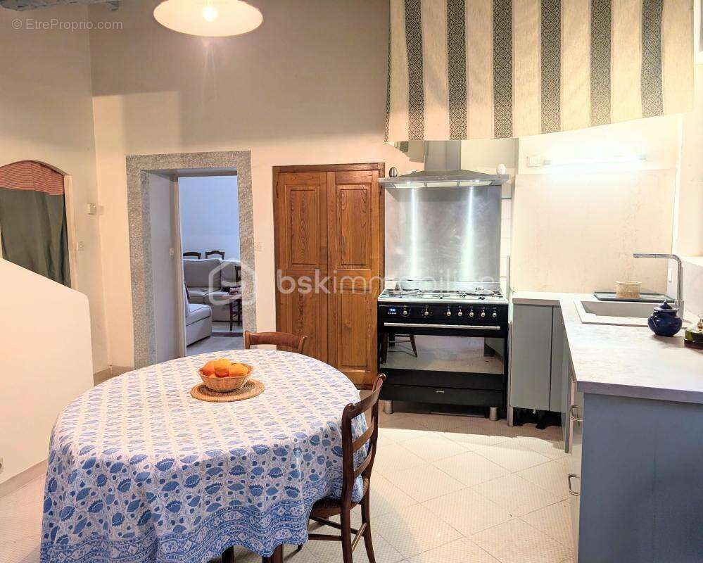 Maison à VIC-LA-GARDIOLE