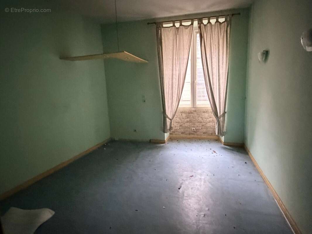 Grande maison de ville spacieuse et modulable, située au cœur de cette ville animée - photo 13