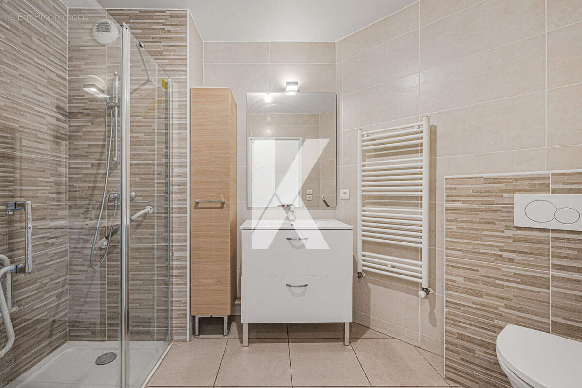 Salle d'eau avec WC - Appartement à GAGNY