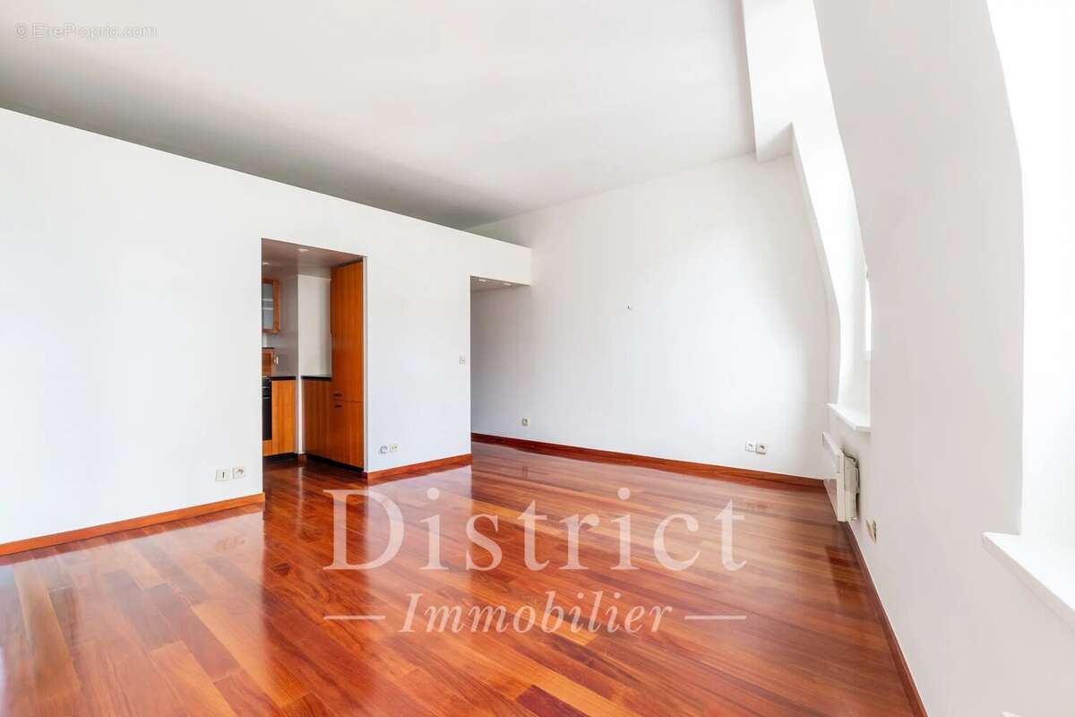 Saint-Germain-des-Prés / Studio de 49m² au sol en étage élevé - photo 7