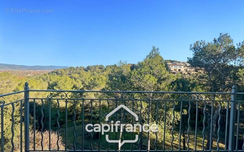 Domaine et Golf de Pont Royal, belle  propriété de 290 m2 établie sur un terrain de 2600 m2, cinq chambres, un bureau, piscine,  - photo 34