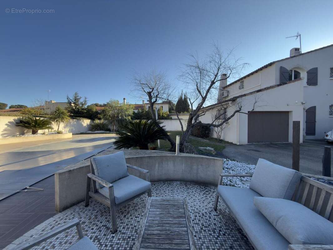 Maison à SAINT-MITRE-LES-REMPARTS