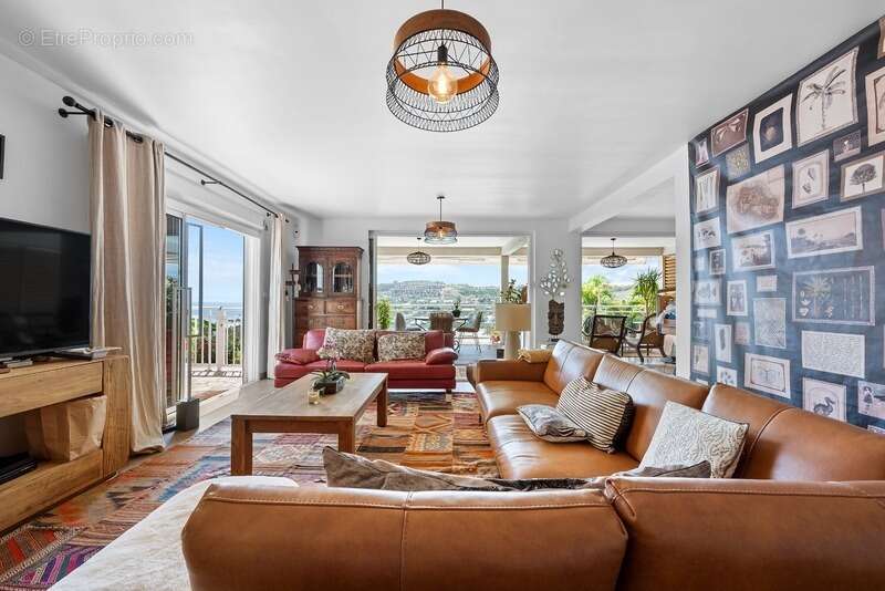 Maison à vendre 10 pièces SAINT GILLES LES BAINS (974) - photo 3