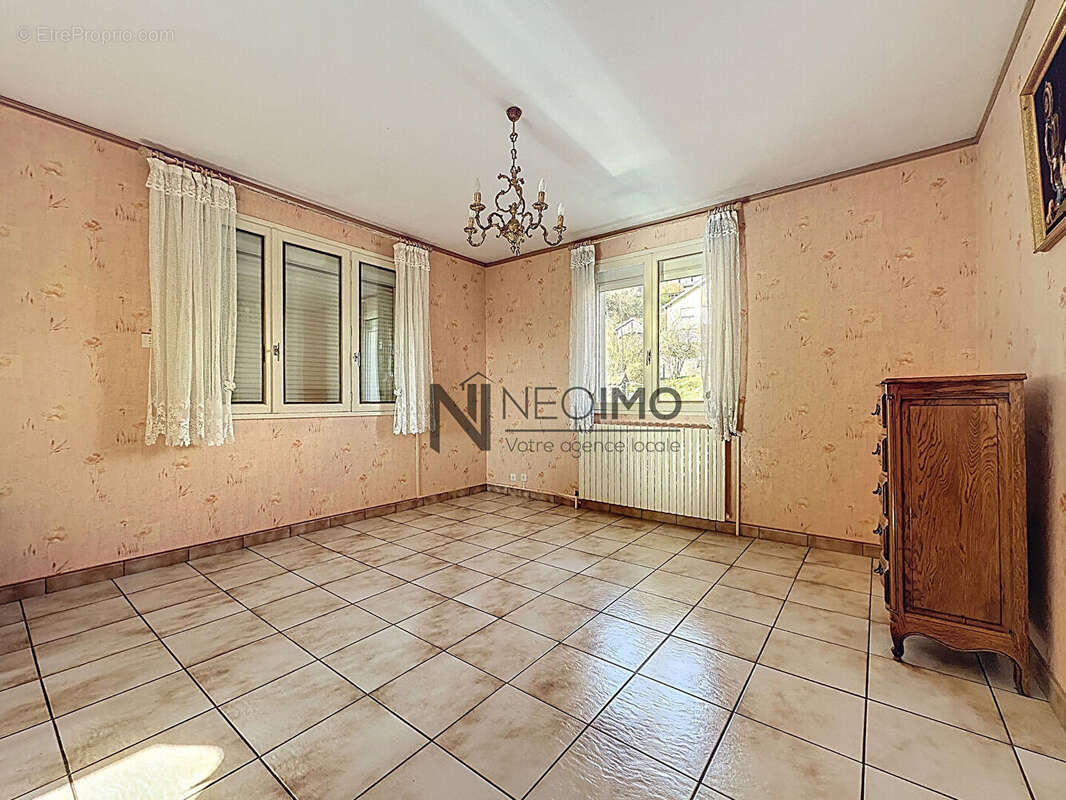 Maison à NEUFCHATEAU