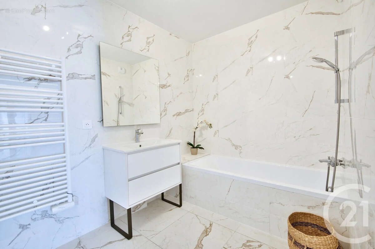 Appartement à SAINT-LAURENT-DU-VAR