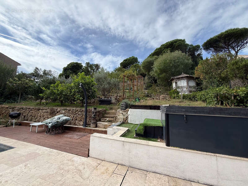 Villa rénovée vue mer à vendre LES ISSAMBRES (83) - photo 21